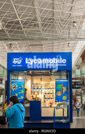 Lycamobile telefono mobile kiosk nella zona degli arrivi in aeroporto Sud di Tenerife la vendita di carte SIM e offerte di roaming per vacanzieri thet arrivano, Cana Foto Stock