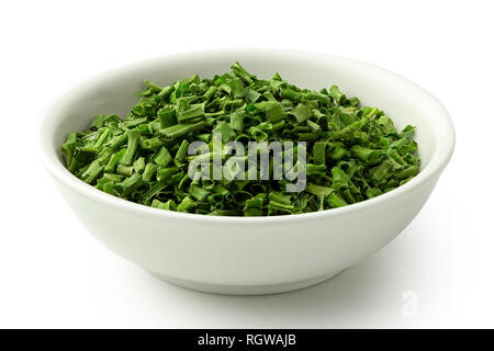 Secchi di erba cipollina tritata in ceramica bianca recipiente isolato su bianco. Foto Stock