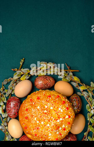 Tradizionali uova di Pasqua, le uova di Pasqua, il pane e i rami di salici, tessitura 2019 Foto Stock