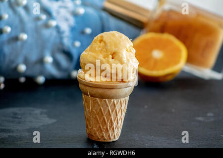 Arancione con sorbetto di latte di cocco Foto Stock