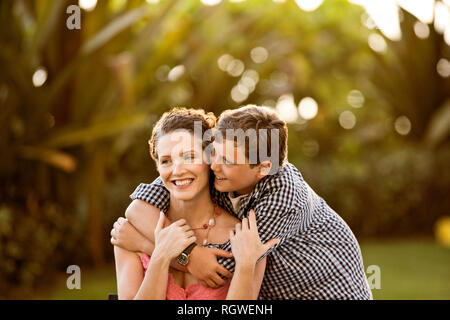 Ragazzo abbracciando la sua madre. Foto Stock