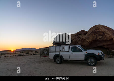 Spitzkoppe, Namibia Camping con un 4x4 auto e tetto tenda esterna rocce del deserto Foto Stock