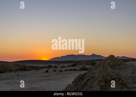 Robusto deserto paesaggio di montagna tramonto Foto Stock