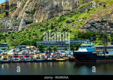 Rimorchiatori legati insieme. Il traino di imbarcazione. La città portuale di Niteroi, Stato di Rio de Janeiro in Brasile. Foto Stock