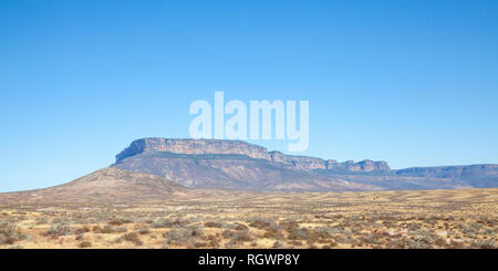 Polveroso paesaggio Karoo con piatto sormontato mesas formato da erosione lasciando dolerite o ironstone falde di semi deserto pianure, Karoo, Northern Cape, Sud Foto Stock