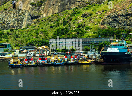 Rimorchiatori legati insieme. Il traino di imbarcazione. La città portuale di Niteroi, Stato di Rio de Janeiro in Brasile. Foto Stock