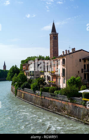 Vista lungo la riva destra del fiume Adige, Verona, Italia Foto Stock