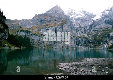 Vista del lago Oeschinen nelle alpi svizzere con belle acque turchesi. Foto Stock