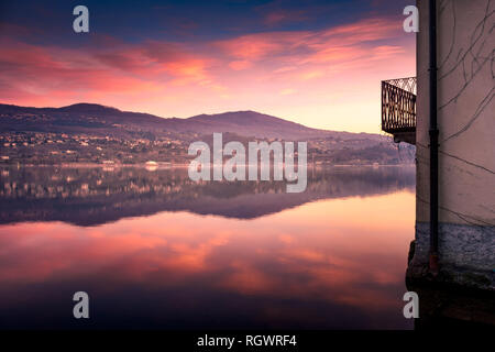 Montagne riflesso dopo il tramonto del sole nel lago di Oggiono, Lombardia, Italia Foto Stock