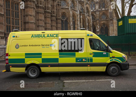 London ambulanza nei pressi di Piazza del Parlamento, LONDRA, REGNO UNITO, risponde a una delle numerose chiamate di emergenza ricevuti in uno dei LAS sale di controllo. Foto Stock