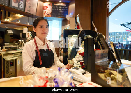 SHENZHEN, Cina - circa dicembre, 2016: coperta ritratto di personale al caffè pacifico succursale in Shenzhen Foto Stock