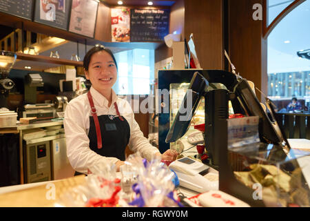 SHENZHEN, Cina - circa dicembre, 2016: coperta ritratto di personale al caffè pacifico succursale in Shenzhen Foto Stock