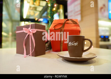 SHENZHEN, Cina - circa dicembre, 2016: Coppa con il logo di McCafe. McCafe è un caffè-stile di casa di cibi e bevande, catena di proprietà di McDonald's. Foto Stock