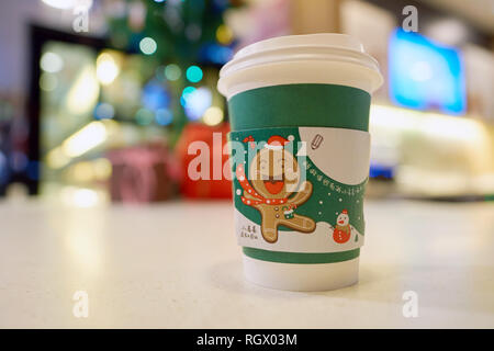 SHENZHEN, Cina - circa dicembre, 2016: McDonald's holday cup a McCafe in Shenzhen. McCafe è un caffè-stile di casa di cibi e bevande, catena di proprietà di McD Foto Stock