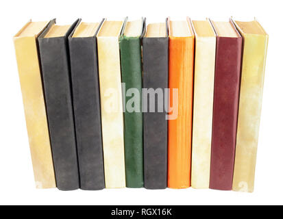 Collezione di vecchi libri allineati su sfondo bianco Foto Stock