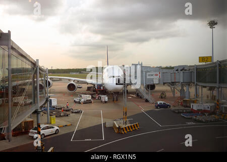 SINGAPORE - circa novembre, 2015: Singapore Airlines Airbus A380-800 all'Aeroporto Changi di Singapore. L'Airbus A380 è un doppio ponte, wide-body, quattro-en Foto Stock