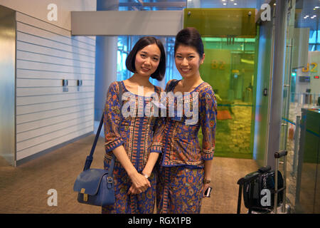 SINGAPORE - circa novembre, 2015: coperta ritratto di due graziose Singapore Airlines hostess all aeroporto Changi. Foto Stock