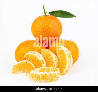 Mature tangerini con foglie e le fette su sfondo bianco Foto Stock