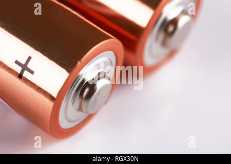 Due arancioni batterie alcaline macro su bianco Foto Stock
