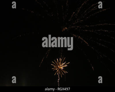 Fuochi d'artificio sul cielo scuro dello sfondo Foto Stock