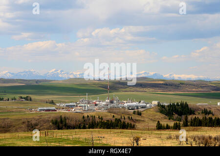 Trivellazioni petrolifere nel sud dell'Alberta, Canada Foto Stock