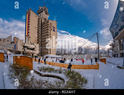 Satu Mare, Romania - 25 dicembre 2018: persone godendo inverno vacanze di Natale sulla pista di pattinaggio su ghiaccio all'aperto nella piazza principale di Satu Mare città Foto Stock