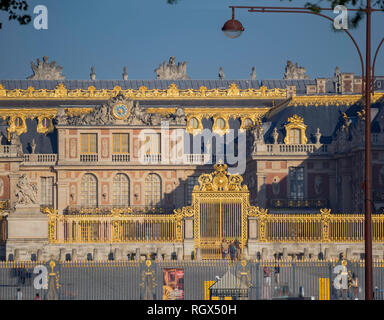 Versailles, 4 maggio: l'ingresso della famosa reggia di Versailles il 4 maggio a Versailles, Francia Foto Stock