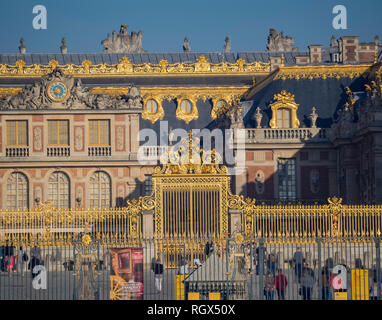 Versailles, 4 maggio: l'ingresso della famosa reggia di Versailles il 4 maggio a Versailles, Francia Foto Stock