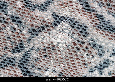 Modello di Snakeskin in vera pelle close-up, imitazione rettile esotico, superficie di colore marrone colore grigio Sfondo alla moda. Foto Stock