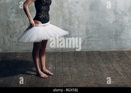 Ballerina mettendo su bianco tutu. Giovane donna bellissima ballerina, Foto Stock