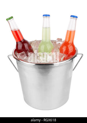 Tre bottiglie nel secchio riempito con ghiaccio isolato su bianco Foto Stock
