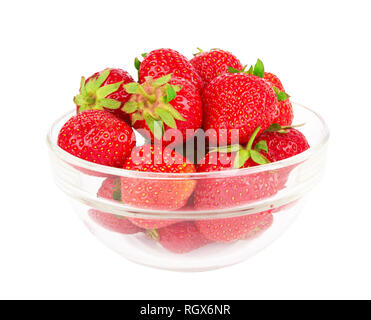 Fragole fresche in un recipiente isolato su sfondo bianco Foto Stock