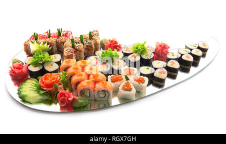 Sushi set . Diversi tipi di sushi sullo specchio isolato su bianco Foto Stock