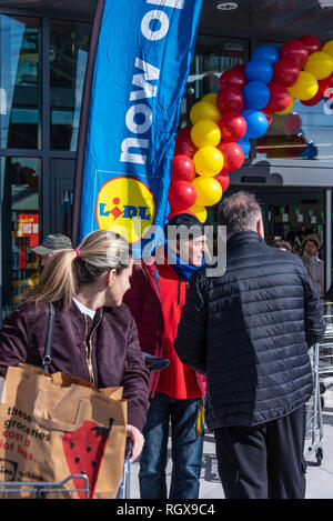 Giorno di inaugurazione a Lidl supermercato discount nella metropolitana di Atlanta, Georgia. (USA) Foto Stock