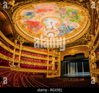 Francia, 7 maggio: il disegno colorato del tetto della Sala Auditorium nel famoso Palais Garnier il 7 maggio 2018 a Parigi, Francia Foto Stock