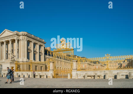 Versailles, 4 maggio: il golden gate di entrata della famosa reggia di Versailles il 4 maggio a Versailles, Francia Foto Stock