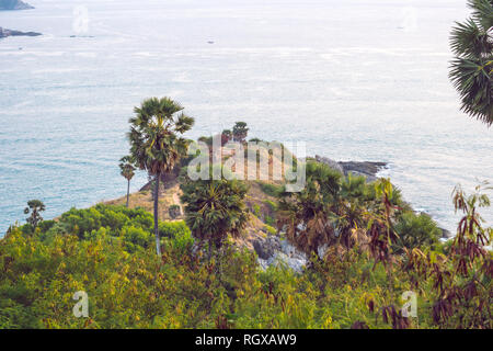 Phomthep o grotta Promthep icona di Phuket, Tailandia. Vista aerea da fuco telecamera della grotta Phromthep view point a Phuket, Foto Stock