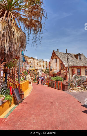 Vista panoramica dal villaggio di Popeye. Noto anche come Sweethaven Village, è un set cinematografico appositamente costruito villaggio, ora convertito in un attrazione di piccole dimensioni Foto Stock