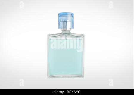 Blu bottiglia di profumo isolato su sfondo. Tracciato di ritaglio Foto Stock