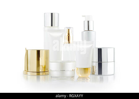 Serie di contenitori dei cosmetici. Prodotto cosmetico in bottiglie, dispensatori, vasi e tubi isolati su bianco Foto Stock