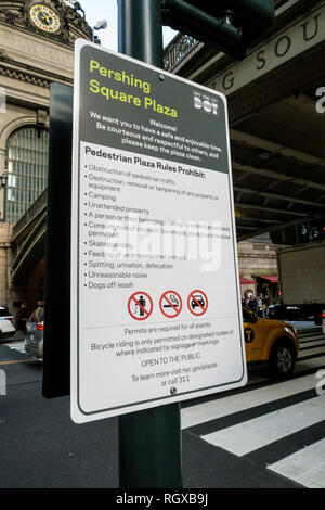 Pershing Square Plaza segno di regole con Grand Central Terminal in background, New York City, Stati Uniti d'America Foto Stock
