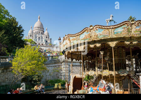 Francia, 7 maggio: Pomeriggio Vista esterna della Basilica del Sacro Cuore di Parigi con la giostra il 7 maggio 2018 a Parigi, Francia Foto Stock