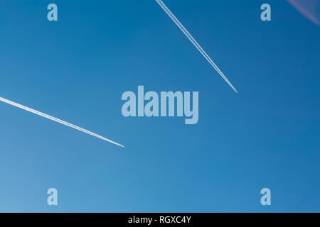 Due piani con tracce su un cielo blu sullo sfondo. Spazio di copia Foto Stock