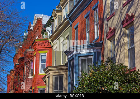 Residenziale storica townhouses in Washington DC sobborgo su un luminoso giorno d'inverno. Case a schiera in prossimità del centro città. Foto Stock