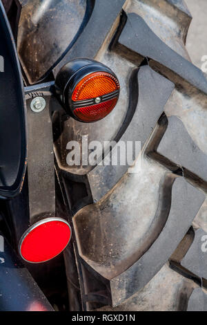 Vecchio pneumatico del trattore Foto Stock