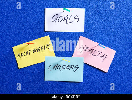 Gli obiettivi in carriera, la salute e le relazioni scritte su carta colorata Foto Stock