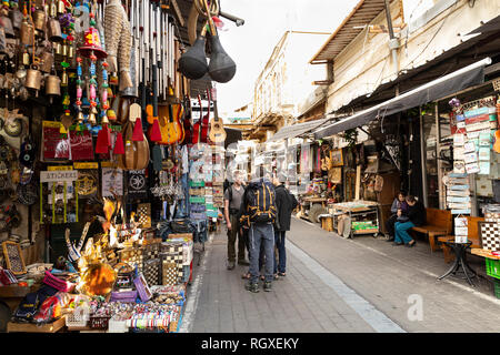 Vecchia Jaffa, Tel Aviv, Israele - 23 dicembre 2018: Tre ebreo backpacker ragazzi chattare su strada linea nel mercato delle pulci, Vecchia Jaffa, Tel Aviv, Israele. Foto Stock