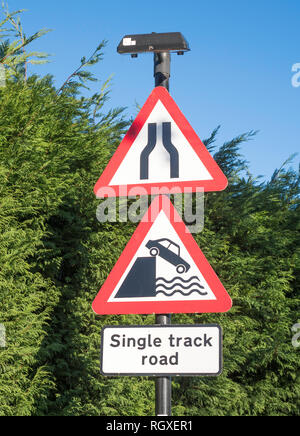 Spia triangolare cartelli stradali, la strada si restringe e la banca di fiume o Quayside, un rischio di annegamento, England, Regno Unito Foto Stock