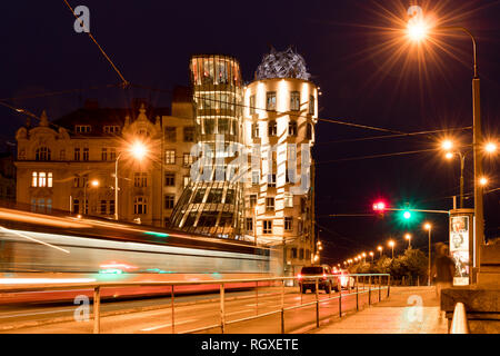 Una lunga esposizione colpo di tram a Praga di notte, con Orange, verde e luci rosse, Repubblica Ceca Foto Stock