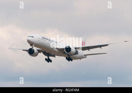 London, Regno Unito - 6 Agosto 2013 - Un Japan Airline aereo atterra all'aeroporto di Heathrow di Londra Foto Stock